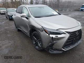 2024 Lexus NX 450h+ Luxury z VIN JTJHKCFZ1R2035729, wystawiony jako IAAI lot #41866990 z przebiegiem 10 029 mil mil oraz . Historia ofert i sprzedaży dostępna na DreamBid. Obrazek 1.