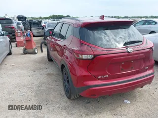 2021 Nissan Kicks SR z VIN 3N1CP5DV4ML565827, wystawiony jako IAAI lot #42369030 z przebiegiem 25 681 mil mil oraz . Historia ofert i sprzedaży dostępna na DreamBid. Obrazek 3.