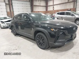 2024 Mazda CX-50 S Premium z VIN 7MMVABDM5RN155591, wystawiony jako IAAI lot #42275677 z przebiegiem 25 058 mil mil oraz . Historia ofert i sprzedaży dostępna na DreamBid. Obrazek 1.