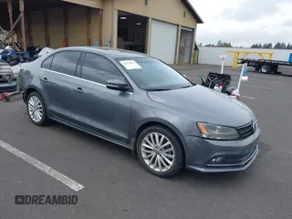 2015 Volkswagen Jetta SE z VIN 3VWD17AJXFM318080, wystawiony jako IAAI lot #42119974 z przebiegiem 169 463 mil mil oraz . Historia ofert i sprzedaży dostępna na DreamBid. Obrazek 1.