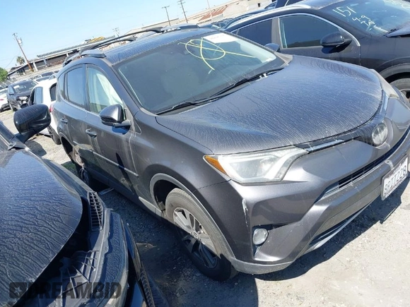 2018 Toyota RAV4 XLE z VIN JTMWFREV4JJ168138, wystawiony jako IAAI lot #41845337 z przebiegiem 122 509 mil mil oraz . Historia ofert i sprzedaży dostępna na DreamBid. Obrazek 1.