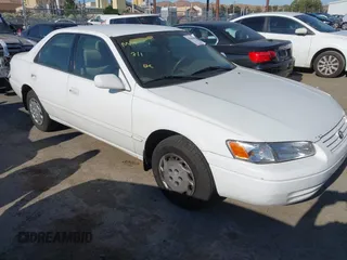1999 Toyota Camry LE z VIN 4T1BG22K6XU528977, wystawiony jako IAAI lot #42644628 z przebiegiem 225 334 mil mil oraz . Historia ofert i sprzedaży dostępna na DreamBid. Obrazek 1.