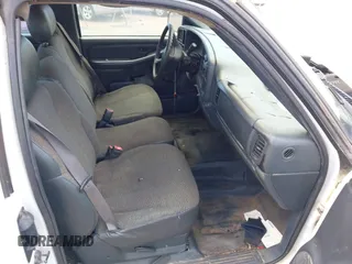 2000 GMC New Sierra 1500 SLE with VIN 1GTEC19V8YZ280016, listed as a IAAI auction lot 42190413 with Not Provided miles. Bid and sale history available at carsss.com. Image 5.