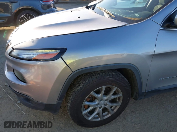 2016 Jeep Cherokee Latitude with VIN 1C4PJMCBXGW118161, listed as a IAAI auction lot 41686583 with 183,431 mi miles. Bid and sale history available at carsss.com. Image 18.