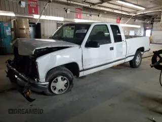 1998 Chevrolet Silverado 1500 with VIN 1GCEC19M5WE215779, listed as a Copart auction lot 42323955 with 200,825 mi miles and Salvage Title. Bid and sale history available at DreamBid. Image 1.