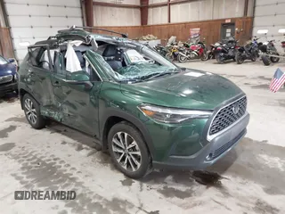 2022 Toyota Corolla Cross XLE z VIN 7MUDAABG9NV043308, wystawiony jako IAAI lot #42467615 z przebiegiem 45 502 mil mil oraz . Historia ofert i sprzedaży dostępna na DreamBid. Obrazek 1.