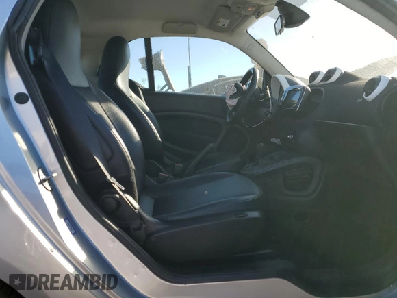 2016 Smart fortwo Passion z VIN WMEFJ5DAXGK125319, wystawiony jako Copart lot #87961455 z przebiegiem 37 246 mil mil oraz Szkody całkowita. Historia ofert i sprzedaży dostępna na DreamBid. Obrazek 10.
