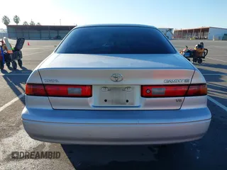 1999 Toyota Camry LE z VIN 4T1BF28K3XU931485, wystawiony jako IAAI lot #41413709 z przebiegiem 148 621 mil mil oraz . Historia ofert i sprzedaży dostępna na DreamBid. Obrazek 16.