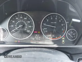 2013 BMW 3 Series 328i xDrive z VIN WBA3B3C55DF541335, wystawiony jako IAAI lot #42606280 z przebiegiem 102 339 mil mil oraz . Historia ofert i sprzedaży dostępna na DreamBid. Obrazek 7.