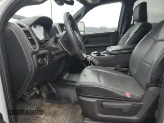 2024 Ram 2500 Tradesman z VIN 3C6UR5HL6RG270224, wystawiony jako Copart lot #45301145 z przebiegiem 44 193 mil mil oraz Szkoda całkowita • Salvage title. Historia ofert i sprzedaży dostępna na DreamBid. Obrazek 7.
