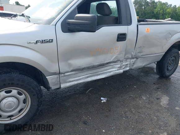 2013 Ford F-150 XL z VIN 1FTMF1CM1DKE52831, wystawiony jako IAAI lot #42401051 z przebiegiem 111 734 mil mil oraz . Historia ofert i sprzedaży dostępna na DreamBid. Obrazek 6.