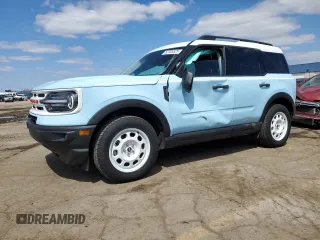 2023 Ford Bronco Sport Heritage z VIN 3FMCR9G60PRE03466, wystawiony jako Copart lot #52785525 z przebiegiem 26 174 mil mil oraz Czysty tytuł • Clean title. Historia ofert i sprzedaży dostępna na DreamBid. Obrazek 1.