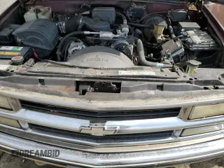 1999 Chevrolet Suburban z VIN 1GNFK16R2XJ328550, wystawiony jako Copart lot #53179525 z przebiegiem 170 914 mil mil oraz Czysty tytuł • Clean title. Historia ofert i sprzedaży dostępna na DreamBid. Obrazek 12.