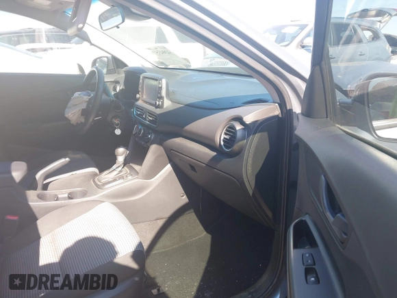 2021 Hyundai Kona SE z VIN KM8K1CAA3MU674975, wystawiony jako IAAI lot #42043579 z przebiegiem 52 240 mil mil oraz . Historia ofert i sprzedaży dostępna na DreamBid. Obrazek 5.