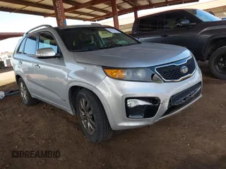 2012 Kia Sorento SX z VIN 5XYKWDA24CG219699, wystawiony jako IAAI lot #41960248 z przebiegiem 157 968 mil mil oraz . Historia ofert i sprzedaży dostępna na DreamBid. Obrazek 1.