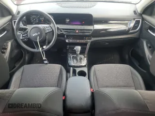 2024 Kia Seltos S z VIN KNDEU2AA4R7591046, wystawiony jako Copart lot #51934525 z przebiegiem 8 362 mil mil oraz Szkoda całkowita • Salvage title. Historia ofert i sprzedaży dostępna na DreamBid. Obrazek 8.