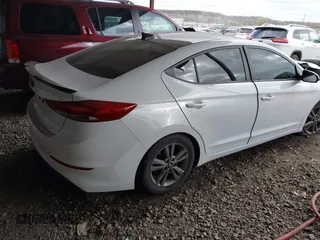 2017 Hyundai Elantra SE z VIN 5NPD84LF7HH181890, wystawiony jako IAAI lot #41823659 z przebiegiem 64 787 mil mil oraz . Historia ofert i sprzedaży dostępna na DreamBid. Obrazek 4.