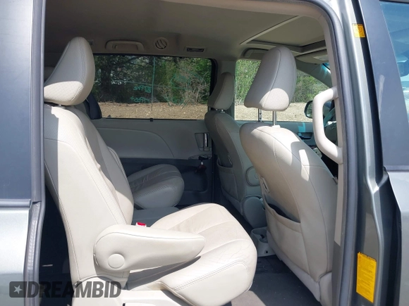 2012 Toyota Sienna XLE AAS z VIN 5TDYK3DC0CS221618, wystawiony jako IAAI lot #41983806 z przebiegiem 200 851 mil mil oraz . Historia ofert i sprzedaży dostępna na DreamBid. Obrazek 8.