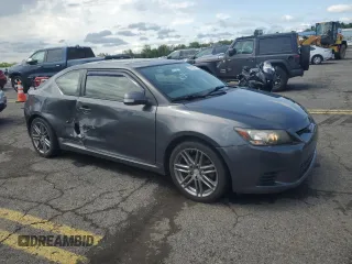 2013 Scion tC z VIN JTKJF5C71D3052789, wystawiony jako Copart lot #57482475 z przebiegiem 148 706 mil mil oraz Szkoda całkowita • Salvage title. Historia ofert i sprzedaży dostępna na DreamBid. Obrazek 4.