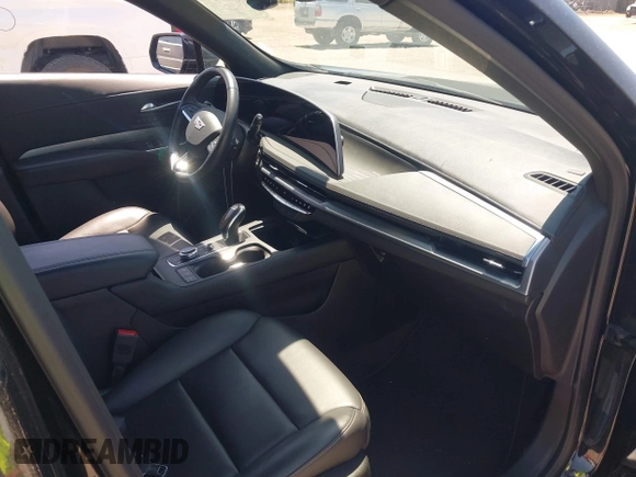 2024 Cadillac XT4 AWD Premium Luxury z VIN 1GYFZDR44RF144801, wystawiony jako IAAI lot #42646613 z przebiegiem 37 358 mil mil oraz . Historia ofert i sprzedaży dostępna na DreamBid. Obrazek 5.