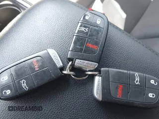 2013 Dodge Charger Police z VIN 2C3CDXAT1DH716317, wystawiony jako IAAI lot #42277270 z przebiegiem 213 722 mil mil oraz . Historia ofert i sprzedaży dostępna na DreamBid. Obrazek 11.
