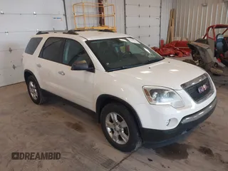 2011 GMC Acadia SLE z VIN 1GKKRPED4BJ282678, wystawiony jako IAAI lot #42240592 z przebiegiem 135 397 mil mil oraz . Historia ofert i sprzedaży dostępna na DreamBid. Obrazek 1.