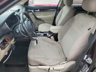 2014 Kia Sorento LX z VIN 5XYKT4A68EG435599, wystawiony jako Copart lot #58269715 z przebiegiem Nie podano mil oraz Czysty tytuł • Clean title. Historia ofert i sprzedaży dostępna na DreamBid. Obrazek 7.