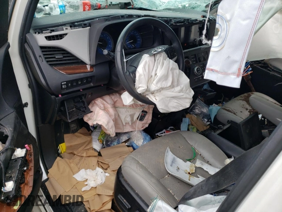 2016 Toyota Sienna XLE with VIN 5TDYK3DC5GS757003, listed as a Copart auction lot 41546464 with Not provided miles and Salvage title. Bid and sale history available at DreamBid. Image 8.