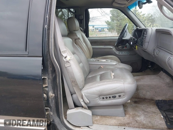 1998 GMC Yukon with VIN 1GKEK13R9WJ734112, listed as a IAAI auction lot 42072548 with 226,061 mi miles. Bid and sale history available at carsss.com. Image 5.