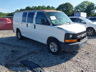 2005 Chevrolet Express Cargo z VIN 1GCFG15T051229102, wystawiony jako IAAI lot #42560817 z przebiegiem 347 553 mil mil oraz . Historia ofert i sprzedaży dostępna na DreamBid. Obrazek 1.