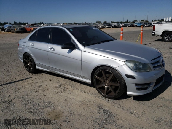 2013 Mercedes-Benz C 250 Sport с VIN WDDGF4HB1DR290685, выставлен на аукционе Copart как лот 62384345 с пробегом 124 584 миль миль и Списание • Salvage title. История ставок и продаж доступна на DreamBid. Изображение 4.
