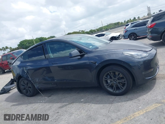 2024 Tesla Model Y Long Range with VIN 7SAYGDEE2RA318579, listed as a IAAI auction lot 41911015 with 9,277 mi miles. Bid and sale history available at carsss.com. Image 13.