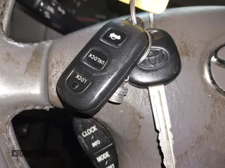 2002 Toyota Camry XLE z VIN 4T1BF30K32U009695, wystawiony jako IAAI lot #42376626 z przebiegiem 291 800 mil mil oraz . Historia ofert i sprzedaży dostępna na DreamBid. Obrazek 11.