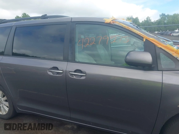 2011 Toyota Sienna XLE z VIN 5TDDK3DC0BS006768, wystawiony jako IAAI lot #42279275 z przebiegiem 172 856 mil mil oraz . Historia ofert i sprzedaży dostępna na DreamBid. Obrazek 13.