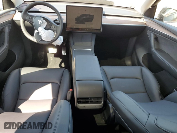 2025 Tesla Model Y Long Range z VIN 7SAYGDED0SF317270, wystawiony jako Copart lot #52387395 z przebiegiem 1 350 mil mil oraz Szkoda całkowita • Salvage title. Historia ofert i sprzedaży dostępna na DreamBid. Obrazek 8.