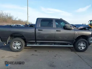 2024 Ram 2500 Tradesman z VIN 3C6UR5CL9RG245485, wystawiony jako IAAI lot #41724661 z przebiegiem 29 445 mil mil oraz . Historia ofert i sprzedaży dostępna na DreamBid. Obrazek 13.