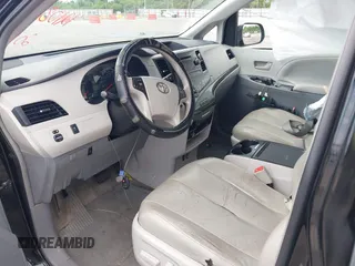 2014 Toyota Sienna LE AAS z VIN 5TDKK3DC1ES506563, wystawiony jako IAAI lot #42108481 z przebiegiem 173 831 mil mil oraz . Historia ofert i sprzedaży dostępna na DreamBid. Obrazek 5.