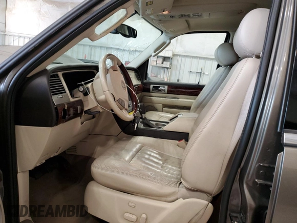 2003 Lincoln Navigator Luxury z VIN 5LMFU28RX3LJ26844, wystawiony jako Copart lot #56039125 z przebiegiem 134 224 mil mil oraz Nie do naprawy • Non repairable. Historia ofert i sprzedaży dostępna na DreamBid. Obrazek 7.