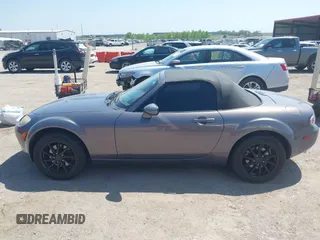 2007 Mazda MX-5 Miata Sport z VIN JM1NC25F570130226, wystawiony jako IAAI lot #42227544 z przebiegiem 150 035 mil mil oraz . Historia ofert i sprzedaży dostępna na DreamBid. Obrazek 15.