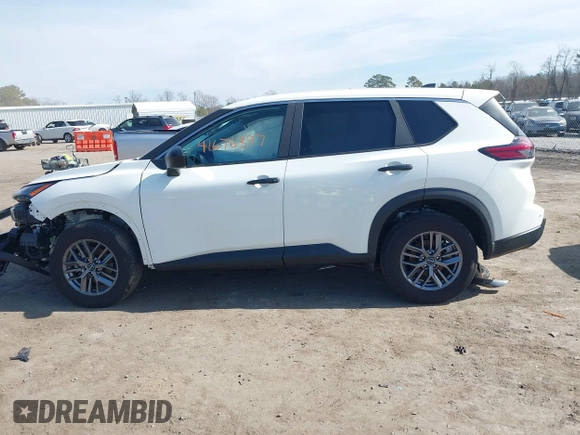 2024 Nissan Rogue S z VIN 5N1BT3AB3RC677097, wystawiony jako IAAI lot #41676397 z przebiegiem 19 552 mil mil oraz . Historia ofert i sprzedaży dostępna na DreamBid. Obrazek 14.