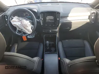 2022 Volvo XC40 Twin Plus z VIN YV4ED3UR3N2640345, wystawiony jako Copart lot #74648914 z przebiegiem 11 863 mil mil oraz Szkoda całkowita • Salvage title. Historia ofert i sprzedaży dostępna na DreamBid. Obrazek 8.