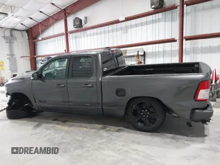 2021 Ram 1500 Big Horn z VIN 1C6SRFBT8MN696504, wystawiony jako IAAI lot #41669093 z przebiegiem 63 356 mil mil oraz . Historia ofert i sprzedaży dostępna na DreamBid. Obrazek 14.