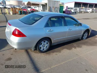 2007 Honda Accord LX z VIN 1HGCM56497A009813, wystawiony jako IAAI lot #42162974 z przebiegiem 81 513 mil mil oraz . Historia ofert i sprzedaży dostępna na DreamBid. Obrazek 4.