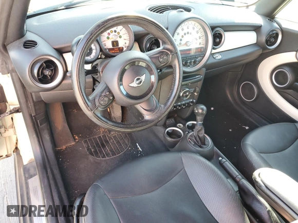 2014 MINI Convertible z VIN WMWZN3C5XET569992, wystawiony jako Copart lot #81044304 z przebiegiem 132 967 mil mil oraz Czysty tytuł • Clean title. Historia ofert i sprzedaży dostępna na DreamBid. Obrazek 8.