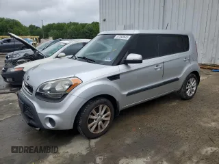 2013 Kia Soul + z VIN KNDJT2A65D7587710, wystawiony jako Copart lot #57392845 z przebiegiem 119 547 mil mil oraz Szkoda całkowita • Salvage title. Historia ofert i sprzedaży dostępna na DreamBid. Obrazek 1.