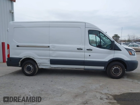 2018 Ford Transit z VIN 1FTBW2CM3JKA90610, wystawiony jako IAAI lot #42036872 z przebiegiem 81 833 mil mil oraz . Historia ofert i sprzedaży dostępna na DreamBid. Obrazek 14.
