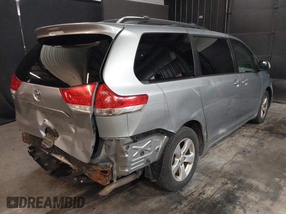 2014 Toyota Sienna LE AAS z VIN 5TDKK3DC5ES506503, wystawiony jako IAAI lot #42076671 z przebiegiem 320 016 mil mil oraz . Historia ofert i sprzedaży dostępna na DreamBid. Obrazek 4.