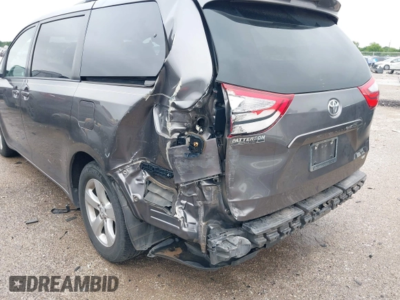2015 Toyota Sienna LE AAS z VIN 5TDKK3DCXFS612396, wystawiony jako IAAI lot #42172932 z przebiegiem 90 440 mil mil oraz . Historia ofert i sprzedaży dostępna na DreamBid. Obrazek 6.