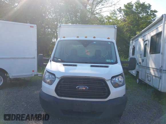 2019 Ford Transit z VIN 1FDBF8ZM9KKA83958, wystawiony jako IAAI lot #42621460 z przebiegiem 134 704 mil mil oraz . Historia ofert i sprzedaży dostępna na DreamBid. Obrazek 11.