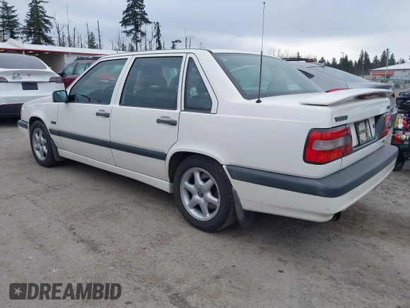 1997 Volvo 850 с VIN YV1LS5649V1394639, выставлен на аукционе IAAI как лот 41823556 с пробегом 110 220 миль миль и . История ставок и продаж доступна на DreamBid. Изображение 3.